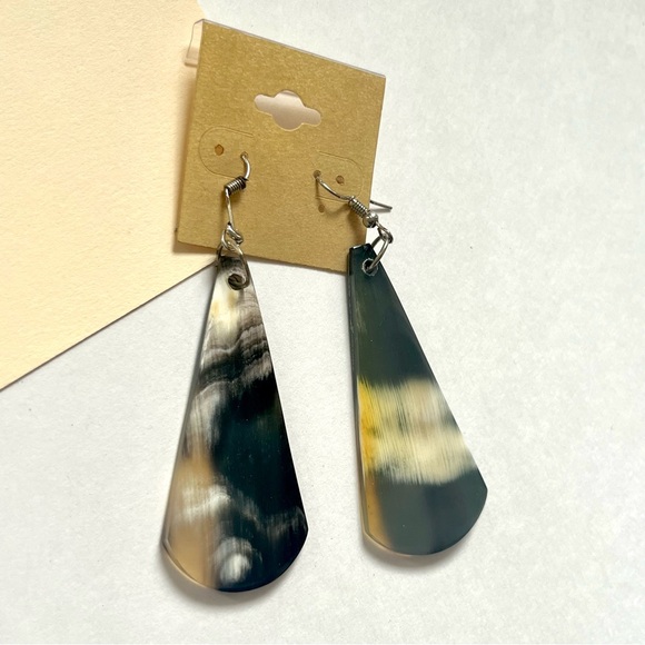 🏷️ abstract black & white boho dangling earrings - Picture 7 of 8